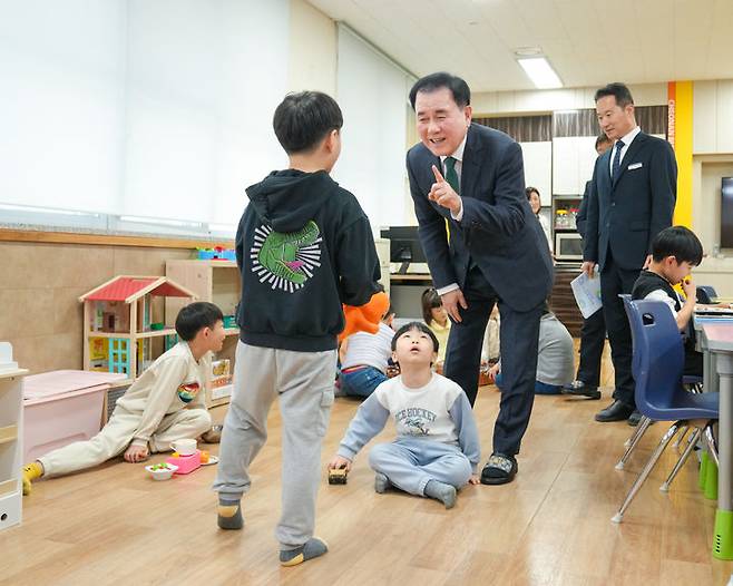 [홍성=뉴시스] 김지철 충남교육감이 2025학년도 신학기 늘봄학교 현장 점검을 벌이면서 한 아동과 대화를 나누고 있다. (사진=뉴시스 DB). photo@newsis.com *재판매 및 DB 금지