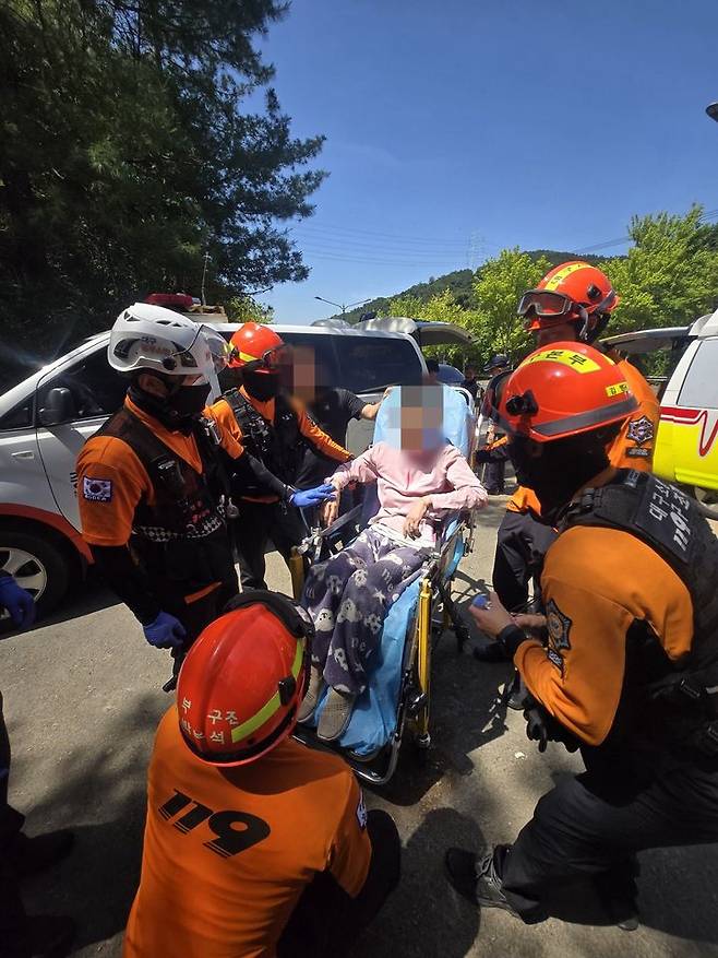 [대구=뉴시스] 5일 오전 10시께 대구 동구 지묘동 공산댐 인근 야산에서 실종된 치매 환자 A(80대·여)씨가 무사히 구조됐다. (사진=대구동부소방서 제공) 2025.06.05. photo@newsis.com *재판매 및 DB 금지
