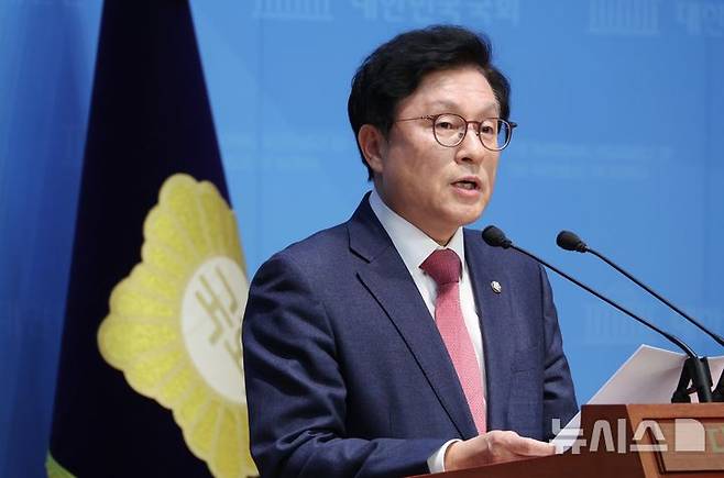 [서울=뉴시스] 조성봉 기자 = 박형수 국민의힘 경북도당위원장이 31일 오후 서울 여의도 국회 소통관에서 경북지역 산불피해 대책 관련 기자회견을 하고 있다. 2025.03.31. suncho21@newsis.com