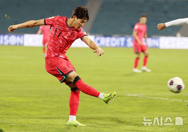 [암만(요르단)=뉴시스] 이영환 기자 = 19일 오후(현지시각) 요르단 암만 국제 경기장에서 열린 2026 국제축구연맹(FIFA) 북중미 월드컵 아시아 3차 예선 B조 6차전 한국과 팔레스타인의 경기 후반전, 한국 배준호가 슛을 하고 있다. 2024.11.19. 20hwan@newsis.com