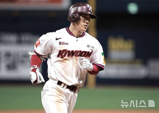 [서울=뉴시스] 정병혁 기자 = 9일 서울 구로구 고척스카이돔에서 열린 2025 KBO리그 한화 이글스 대 키움 히어로즈의 경기, 9회말 1사 주자없는 상황 키움 이주형이 솔로홈런을 친 뒤 그라운드를 돌고 있다. 2025.05.09. jhope@newsis.com
