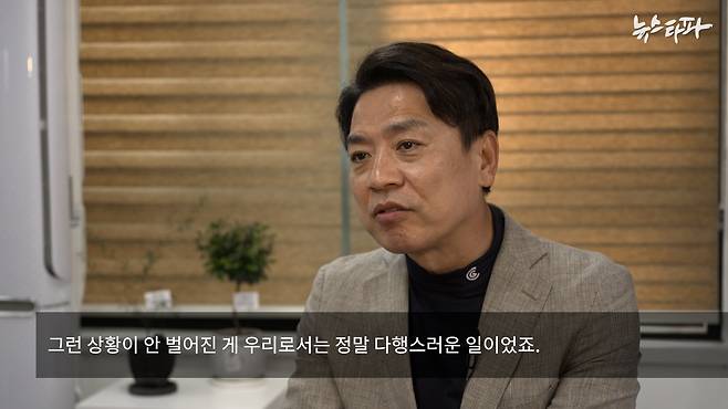 뉴스타파 취재진과 인터뷰 중인 더불어민주당 부승찬 의원.&nbsp;