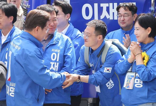 이재명 더불어민주당 대선 후보가 19일 서울 용산역 광장에서 열린 집중유세에 참석하며 이날 민주당에 입당한 김상욱 의원과 인사하고 있다. 류영주 기자