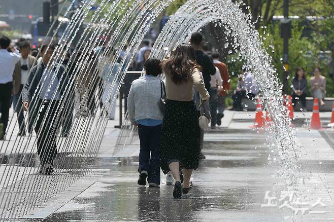 시민들이 화창한 날씨를 만끽하고 있다. 박종민 기자