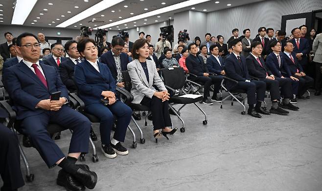 심각한 표정의 국민의힘     (서울=연합뉴스) 김주형 기자 = 4일 서울 여의도 중앙당사에서 열린 제21대 대통령선거 국민의힘 중앙선거대책위원회 해단식에 국민의힘 의원들이참석해 있다. 2025.6.4 [공동취재]     kjhpress@yna.co.kr (끝)   <저작권자(c) 연합뉴스, 무단 전재-재배포, AI 학습 및 활용 금지> 연합뉴스