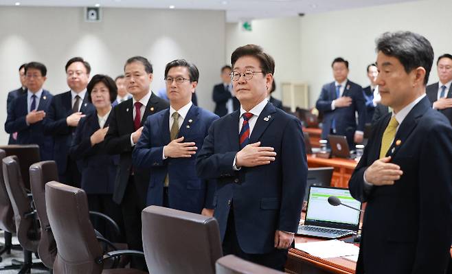이재명 대통령이 5일 서울 용산 대통령실 청사에서 주재한 첫 국무회의에서 국기에 경례하고 있다. 연합뉴스