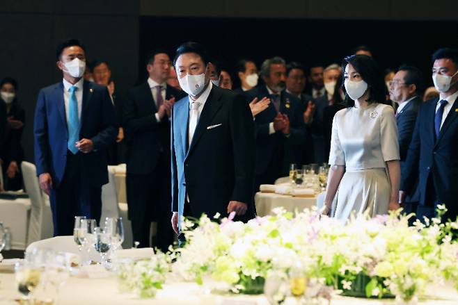 지난 2022년 5월 10일 윤석열 당시 대통령과 김건희 여사가 서울 중구 신라호텔에서 열린 외빈 초청만찬에 입장하고 있다. 연합뉴스