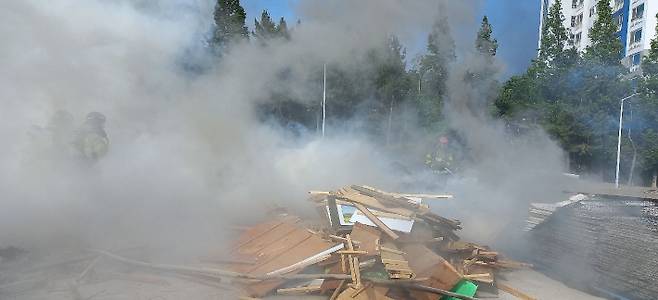 출동한 소방관들이 건축 폐자재 화재를 진화하고 있다. 경북소방본부 제공