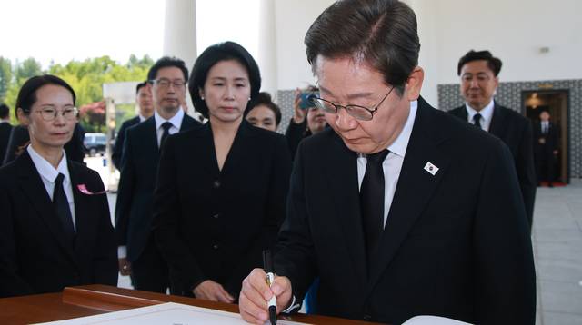 이재명 대통령이 4일 오전 임기 시작 후 첫 행선지인 국립서울현충원에서 방명록을 작성하고 있다. 연합뉴스