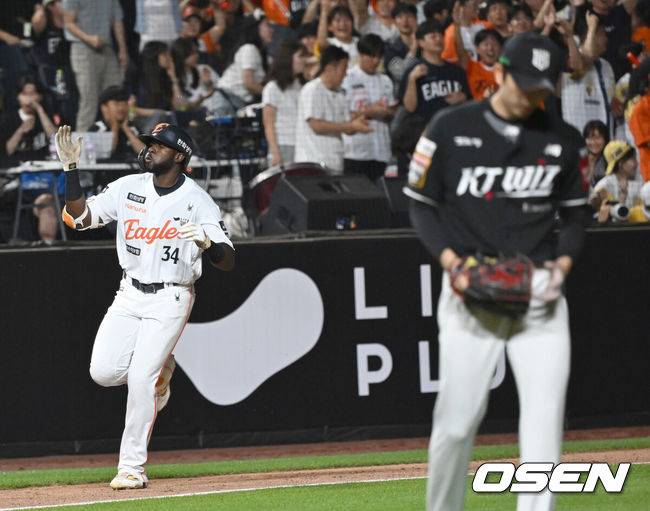 [OSEN=대전, 김성락 기자] 4일 오후 대전 한화생명볼파크에서 ‘2025 신한 SOL Bank KBO리그’ 한화 이글스와 KT 위즈의 경기가 열렸다.이날 홈팀 한화는 와이스, KT는 오원석을 선발로 내세웠다.6회말 한화 선두타자 플로리얼이 추격의 솔로 홈런을 날린 뒤 그라운드를 돌고 있다. 2025.06.04 / ksl0919@osen.co.kr
