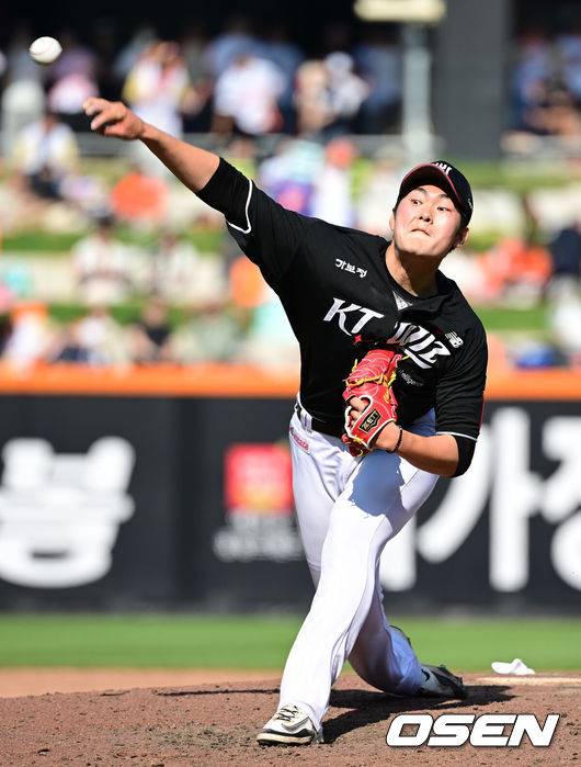[OSEN=대전, 김성락 기자] 3일 오후 대전 한화생명볼파크에서 ‘2025 신한 SOL Bank KBO리그’ 한화 이글스와 KT 위즈의 경기가 열렸다.이날 홈팀 한화는 폰세, KT는 쿠에바스를 선발로 내세웠다.7회말 KT 최융준이 마운드에 올라 힘차게 공을 뿌리고 있다. 2025.06.03 / ksl0919@osen.co.kr