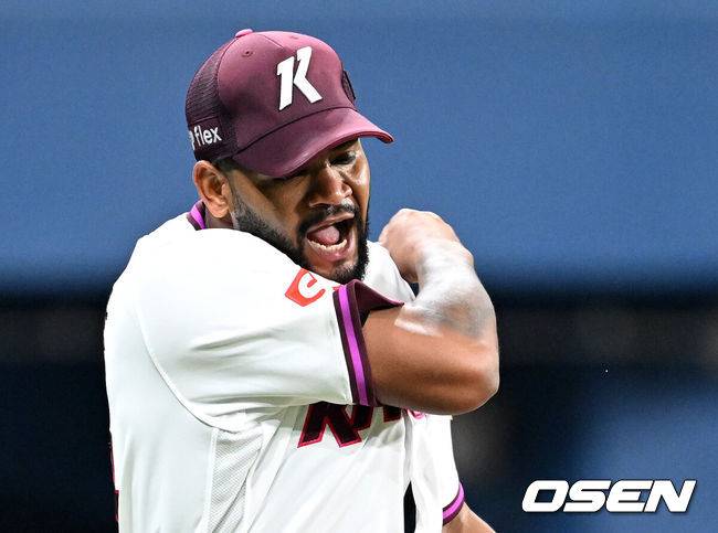 [OSEN=고척, 이대선 기자] 1일 오후 서울 고척스카이돔에서 2025 신한 SOL Bank KBO리그 키움 히어로즈와 두산 베어스의 경기가 열렸다.키움은 알칸타라, 두산은 최승용을 선발 투수로 내세웠다.6회초 2사 2루에서 키움 알칸타라가 두산 박준순을 삼진으로 처리하고 환호하고 있다. 2025.06.01 /sunday@osen.co.kr