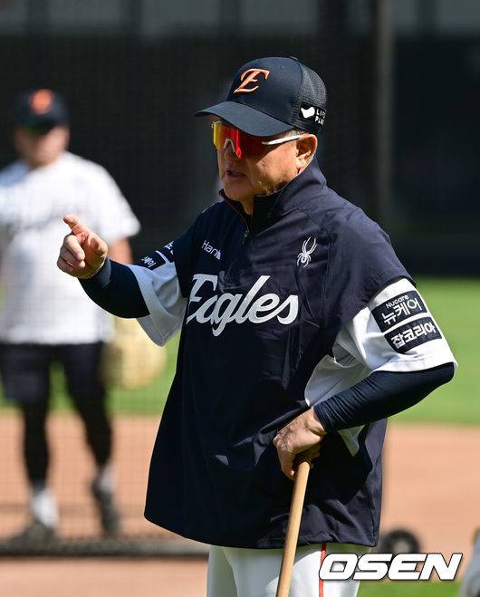 [OSEN=대전, 김성락 기자] 4일 오후 대전 한화생명볼파크에서 ‘2025 신한 SOL Bank KBO리그’ 한화 이글스와 KT 위즈의 경기가 열렸다.이날 홈팀 한화는 와이스, KT는 오원석을 선발로 내세웠다.경기 시작에 앞서 한화 김경문 감독이 선수들의 훈련을 지켜보고 있다. 2025.06.04 / ksl0919@osen.co.kr