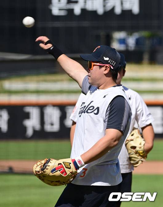 [OSEN=대전, 김성락 기자] 4일 오후 대전 한화생명볼파크에서 ‘2025 신한 SOL Bank KBO리그’ 한화 이글스와 KT 위즈의 경기가 열렸다.이날 홈팀 한화는 와이스, KT는 오원석을 선발로 내세웠다.경기 시작에 앞서 한화 안치홍이 훈련을 하고 있다. 2025.06.04 / ksl0919@osen.co.kr