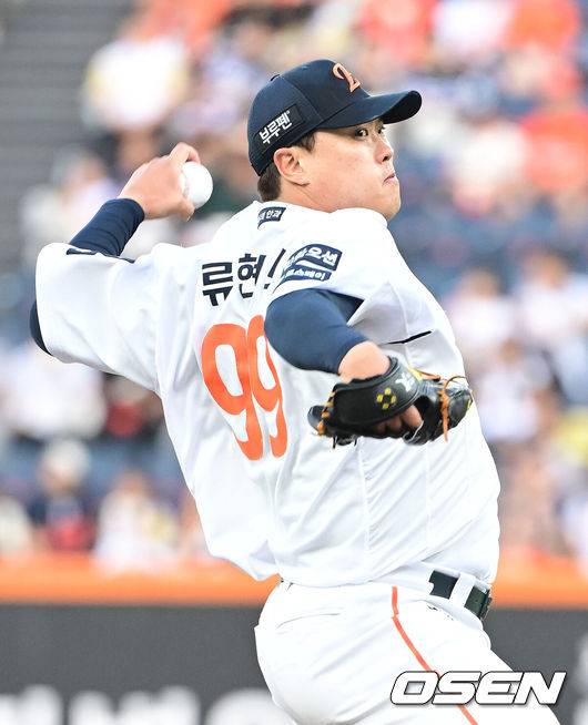 [OSEN=대전, 김성락 기자] 5일 오후 대전 한화생명볼파크에서 ‘2025 신한 SOL Bank KBO리그’ 한화 이글스와 KT 위즈의 경기가 열렸다.이날 홈팀 한화는 류현진, KT는 헤이수스를 선발로 내세웠다.1회초 한화 선발 류현진이 마운드에 올라 힘차게 공을 뿌리고 있다. 2025.06.05 / ksl0919@osen.co.kr