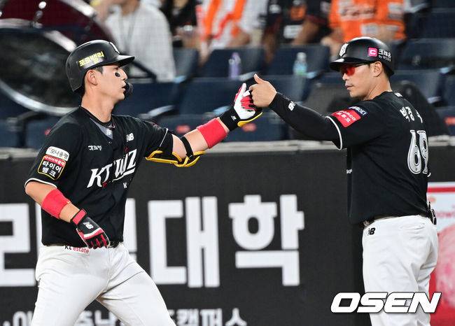 [OSEN=대전, 김성락 기자] 5일 오후 대전 한화생명볼파크에서 ‘2025 신한 SOL Bank KBO리그’ 한화 이글스와 KT 위즈의 경기가 열렸다.이날 홈팀 한화는 류현진, KT는 헤이수스를 선발로 내세웠다.7회초 1사 만루 KT 조대현이 2타점 적시타를 날린 뒤 박경수 코치와 하이파이브를 하고 있다. 2025.06.05 / ksl0919@osen.co.kr
