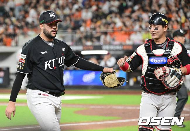 [OSEN=대전, 김성락 기자] 5일 오후 대전 한화생명볼파크에서 ‘2025 신한 SOL Bank KBO리그’ 한화 이글스와 KT 위즈의 경기가 열렸다.이날 홈팀 한화는 류현진, KT는 헤이수스를 선발로 내세웠다.5회말 종료 후 KT 헤이수스, 조대현이 하이파이브를 하고 있다.   2025.06.05 / ksl0919@osen.co.kr