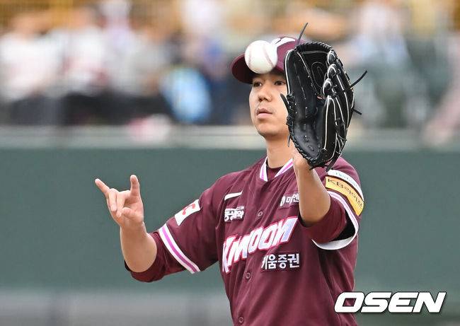 [OSEN=부산, 이석우 기자] 5일 부산 사직야구장에서 2025 신한 SOL 뱅크 KBO 리그 롯데 자이언츠와 키움 히어로즈의 경기가 열렸다. 홈팀 롯데는 데이비슨이, 방문팀 키움은 하영민이 선발 출전했다.키움 히어로즈 선발 투수 하영민이 사인을 보내고 있다. 2025.06.05 / foto0307@osen.co.kr
