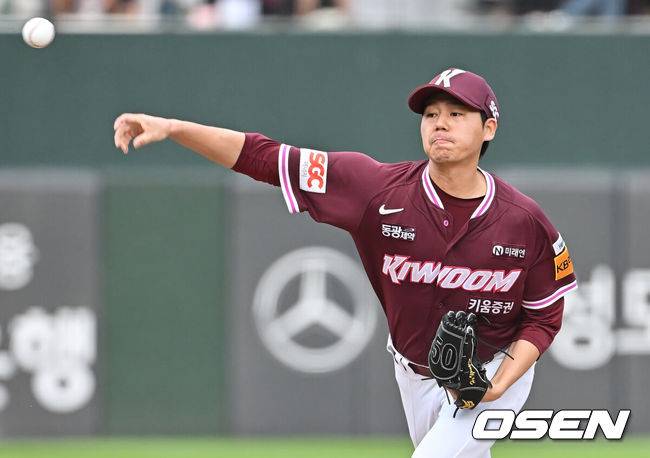 [OSEN=부산, 이석우 기자] 5일 부산 사직야구장에서 2025 신한 SOL 뱅크 KBO 리그 롯데 자이언츠와 키움 히어로즈의 경기가 열렸다. 홈팀 롯데는 데이비슨이, 방문팀 키움은 하영민이 선발 출전했다.키움 히어로즈 선발 투수 하영민이 역투하고 있다. 2025.06.05 / foto0307@osen.co.kr