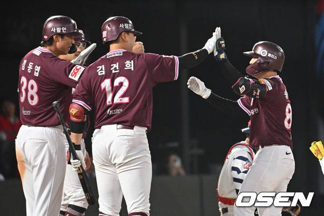 [OSEN=부산, 이석우 기자] 5일 부산 사직야구장에서 2025 신한 SOL 뱅크 KBO 리그 롯데 자이언츠와 키움 히어로즈의 경기가 열렸다. 홈팀 롯데는 데이비슨이, 방문팀 키움은 하영민이 선발 출전했다.키움 히어로즈 송지후가 4회초 2사 1,2루 좌월 3점 홈런을 치고 하이파이브를 하고 있다. 2025.06.05 / foto0307@osen.co.kr