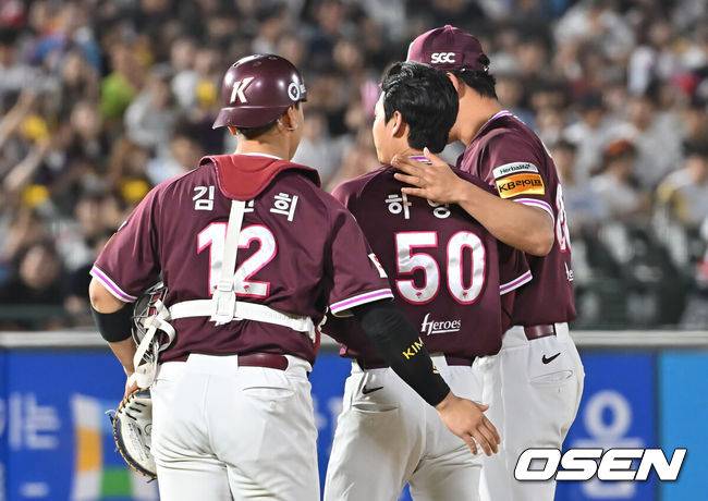 [OSEN=부산, 이석우 기자] 5일 부산 사직야구장에서 2025 신한 SOL 뱅크 KBO 리그 롯데 자이언츠와 키움 히어로즈의 경기가 열렸다. 홈팀 롯데는 데이비슨이, 방문팀 키움은 하영민이 선발 출전했다.키움 히어로즈 선발 투수 하영민이 8회말 교체되고 있다. 2025.06.05 / foto0307@osen.co.kr