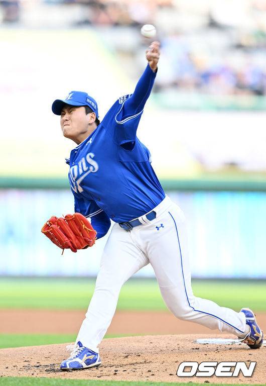 [OSEN=인천, 민경훈 기자] 5일 오후 인천 SSG랜더스필드에서 ‘2025 신한 SOL BANK KBO리그’ SSG 랜더스와 삼성 라이온즈의 경기가 열렸다.이 경기에서 SSG는 화이트를, 삼성은 이승현을 선발투수로 내세웠다.삼성 선발 이승현이 마운드 위에서 힘차게 공을 뿌리고 있다. 2025.06.05 &nbsp; / rumi@osen.co.kr