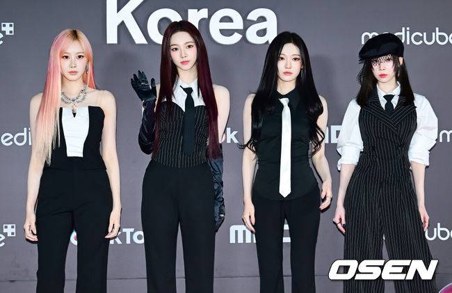 [OSEN=김성락 기자] 15일 오후 서울 동대문구 경희대학교 평화의 전당에서 ‘틱톡 어워즈’ 레드카펫 행사가 열렸다. 이날 행사에는 댄스 챌린지로 올해의 여름 노래 1위를 차지한 티라미수 케익을 부른 밴드 위아더나잇, 다양한 음원과 댄스 챌린지로 사랑 받은 에스파, 피프티피프티, 에잇턴 등 K-팝 아티스트들이 참석했다. 그룹 에스파가 포즈를 취하고 있다. 2024.11.15/ ksl0919@osen.co.kr