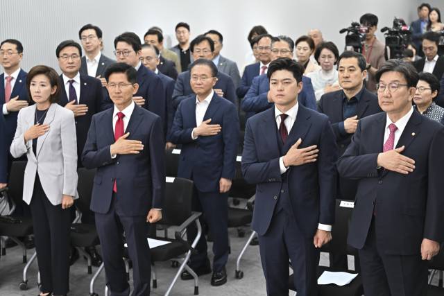 ▲국민의힘 김문수 전 대선후보와 의원들이 4일 서울 여의도 중앙당사에서 열린 제21대 대통령 선거 국민의힘 중앙선거대책위원회 해단식에서 국민의례 하고 있다. ⓒ연합뉴스