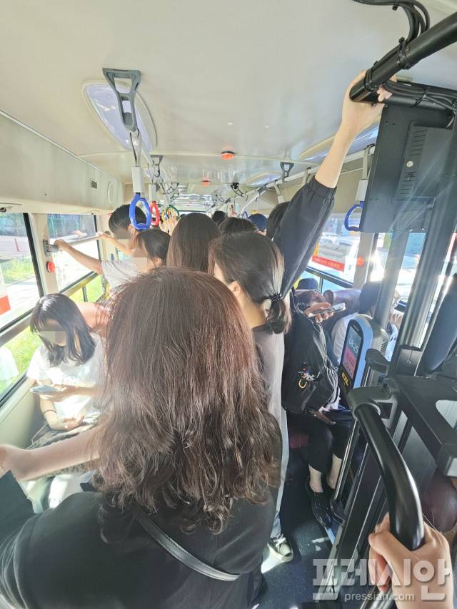 ▲5일 출근길 시민들로 혼잡한 진월17번 버스.2025.06.05ⓒ프레시안(김보현)