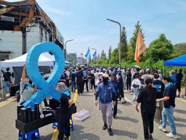 ▲ 지난해 8월 27일 아리셀 참사 현장을 찾은 아리셀 희망버스 참가자들. ⓒ프레시안(최용락)