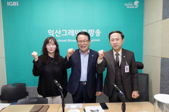 ▲정헌율 익산시장이 청내 방송 '온 에어'를 통해 직원들을 격려했다. 그레이트 방송반과 사진 찍은 정헌율 익산시장(가운데) ⓒ익산시