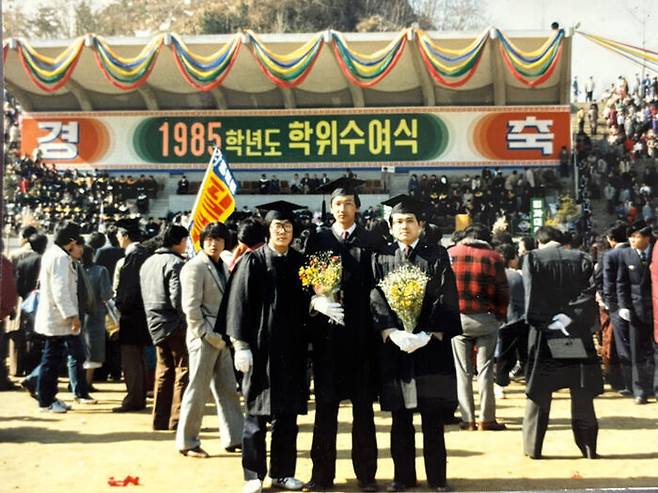 1986년 2월 중앙대 졸업식에서 친구들과 함께 기념촬영하는 이재명 당선인(왼쪽). 연합뉴스