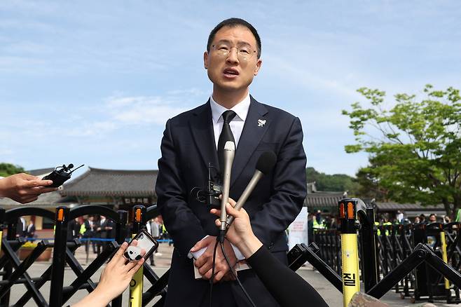 지난달 18일 당시 무소속 김상욱 의원이 광주 북구 운정동 국립5·18민주묘지 민주의 문 앞에서 더불어민주당 입당 기자회견을 하고 있다. 뉴시스