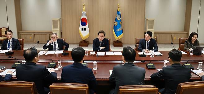 이재명 대통령이 지난 4일 서울 용산 대통령실 청사에서 '대통령 1호 명령, 비상경제점검 태스크포스(TF) 회의'를 주재하고 있다. 연합뉴스