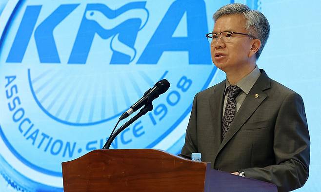 김택우 대한의사협회 회장이 지난 4일 서울 용산구 대한의사협회회관에서 ‘새 대통령에게 바랍니다’ 기자회견을 하고 있다. 뉴스1