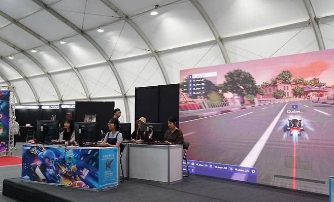 게임 전시관에서 직접 게임에 참여하는 청소년들.