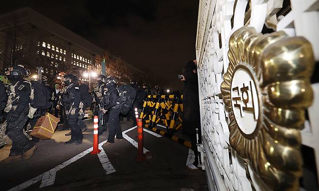 2024년 12월 4일 서울 여의도 국회에서 계엄군이 외부로 이동하고 있다. 뉴시스
