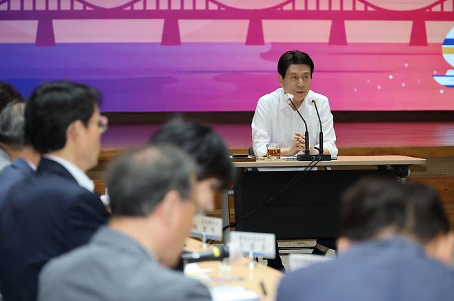 포항시는 5일 시청 대회의실에서 6월 확대간부회의를 개최한 가운데 이강덕 시장이 회의를 주재하고 있다. 포항시 제공