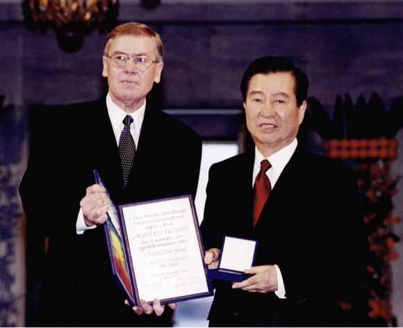 2000년 12월 10일 김 전 대통령이 노르웨이 오슬로에서 군나르 베르게 노벨위원장으로부터 노벨평화상을 수상한 뒤 기념촬영을 하고 있다. 김대중노벨평화상기념관 제공