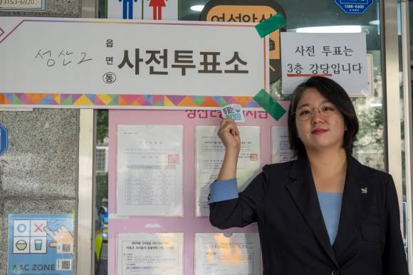 용혜인 ‘2030 여성들과 투표’ - 용혜인 기본소득당 대표가 제21대 대통령선거 사전투표 첫날인 지난달 29일 서울 마포구 성산2동 주민센터에서 2030 여성 당원·시민들과 투표를 마친 뒤 기념 촬영하고 있다. 2025.5.29. 뉴스1