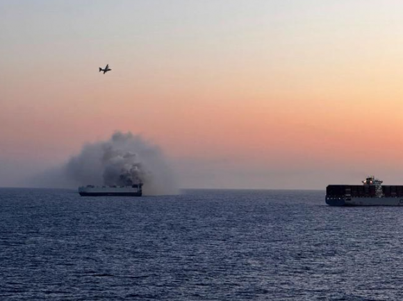 3일(현지시간) 알래스카 아닥에서 남쪽으로 약 480㎞ 떨어진 해역을 지나던 화물선 ‘모닝 미다스’(왼쪽)에서 연기가 피어오르고 있다. 미국 해안경비대 제공