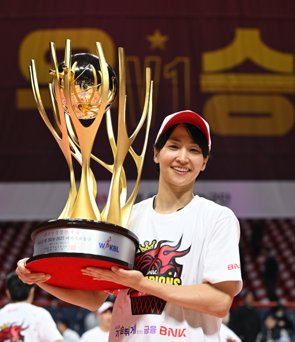 부산 BNK 소속이었던 이이지마 사키가 지난 3월 20일 부산 사직체육관에서 열린 2024~25 여자프로농구 챔피언결정전 3차전에서 승리한 뒤 우승컵을 들어올리고 있다. WKBL 제공