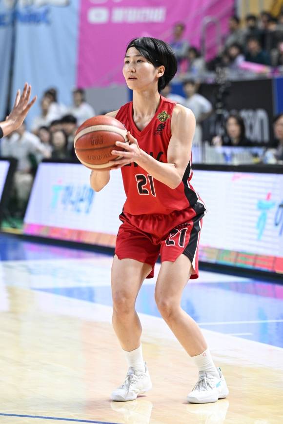 부산 BNK 소속이었던 이이지마 사키가 3월 9일 용인 실내체육관에서 열린 2024~25 여자프로농구 플레이오프 4차전 용인 삼성생명과의 원정 경기에서 슛하고 있다. WKBL 제공