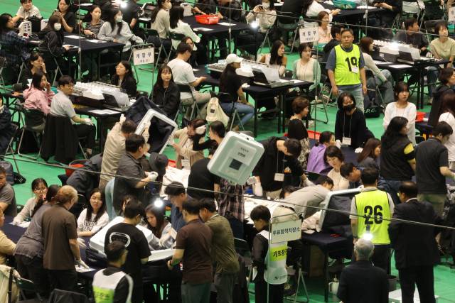 제21대 대통령선거 본투표가 시작된 3일 서울대 개표소에 개표작업을 하고 있다. 성형주 기자