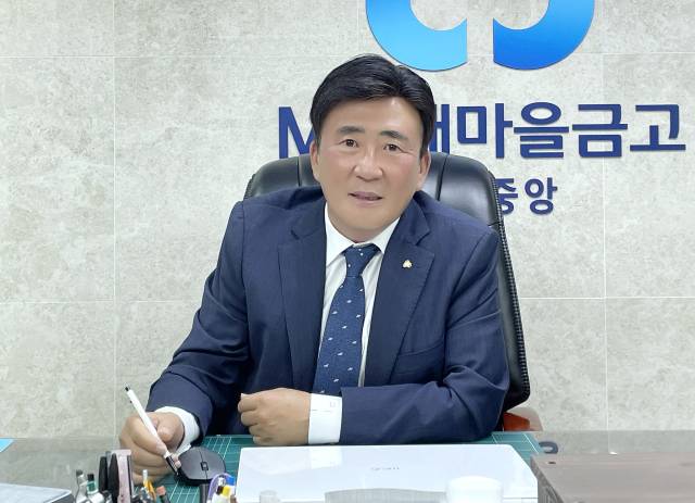 배기택 구로중앙새마을금고 이사장이 4일 서울 구로구 구로중앙금고 본점에서 서울경제신문과 인터뷰를 진행하고 있다. 신중섭 기자