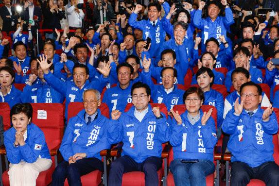6월 3일 오후  서울 여의도 국회의원회관 개표상황실에서 제21대 대통령 선거 출구조사 결과가 발표되자 박찬대, 윤여준 더불어민주당 상임총괄선대위원장 등이 손뼉 치고 있다. 동아DB