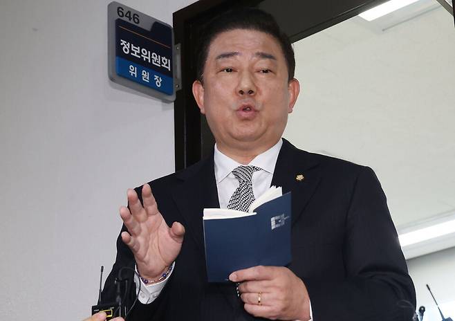 김병기 더불어민주당 의원이 2024년 12월6일 오후 서울 여의도 국회 정보위원회 위원장실 앞에서 홍장원 국가정보원 1차장과의 면담 내용에 관해 브리핑을 하고 있다. ⓒ국회사진기자단
