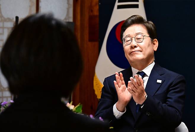 이재명 대통령이 4일 오후 서울 여의도 국회 사랑재에서 열린 제21대 대통령 취임 기념 오찬에 참석해 박수를 치고 있다. ⓒ시사저널 이종현, 국회사진기자단