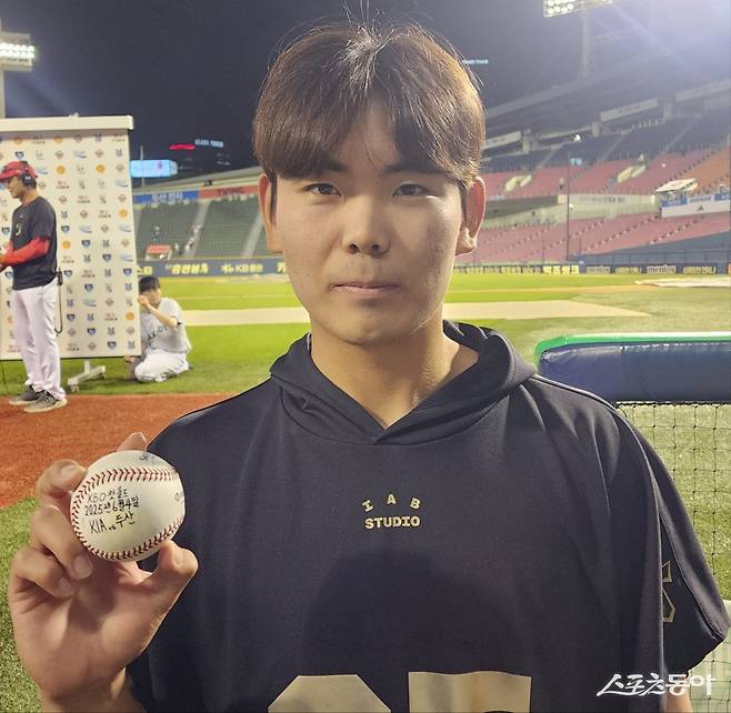 KIA 투수 성영탁은 4일 잠실 두산전에서 구원 등판해 1이닝 무안타 무4사구 무실점으로 생애 첫 홀드를 따냈다. 잠실｜박정현 기자