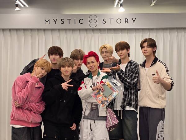 ▲ 그룹 아크가 베트남 인기 래퍼 세븐디나이트와 함께 포즈를 취한 모습. 제공|미스틱스토리